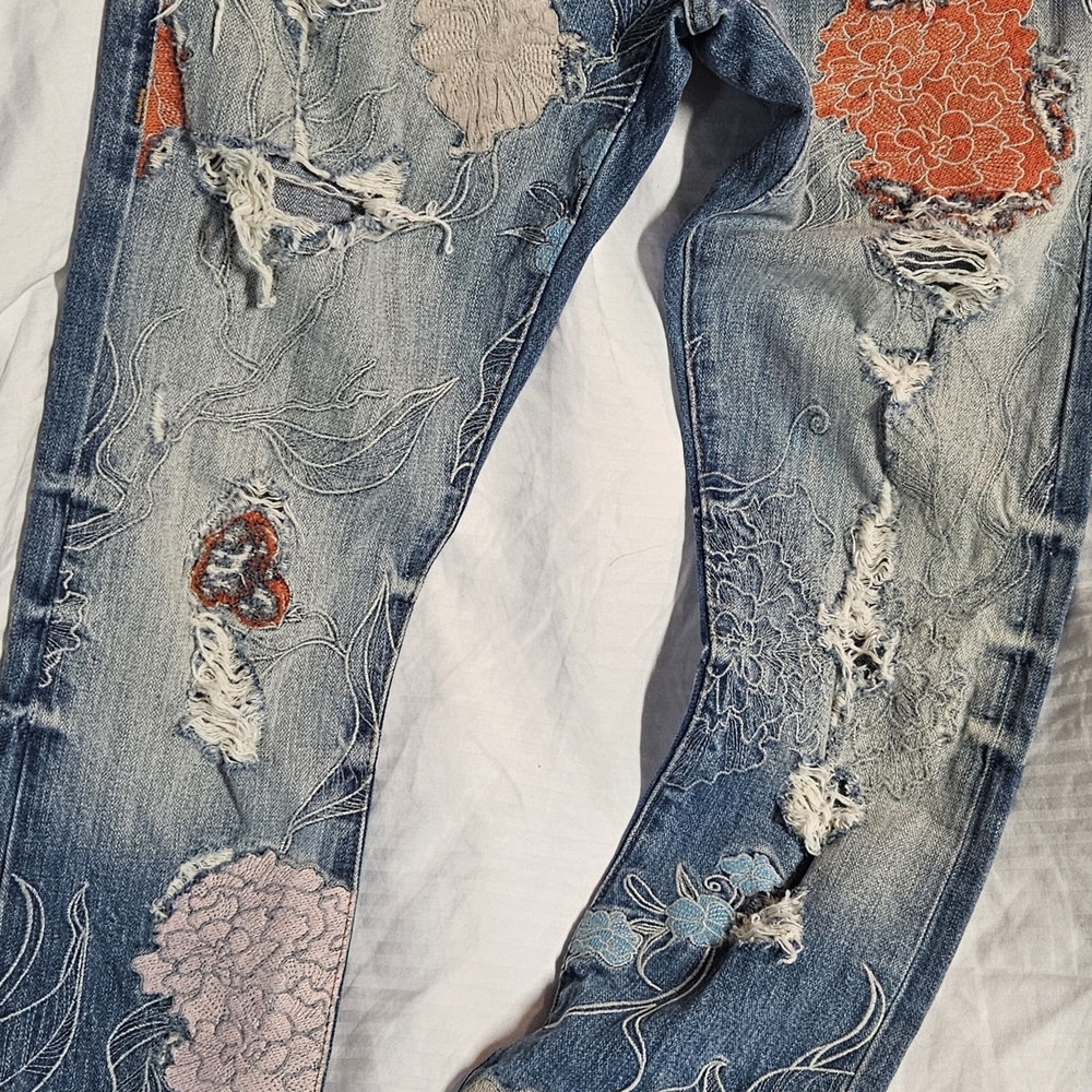 True Religion Blue Cropped Jeans with Embroidered Floral Patches